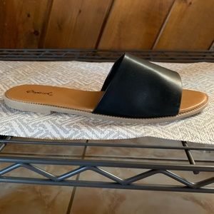 ⭐️ Qupid Desmond faux leather slide sandals